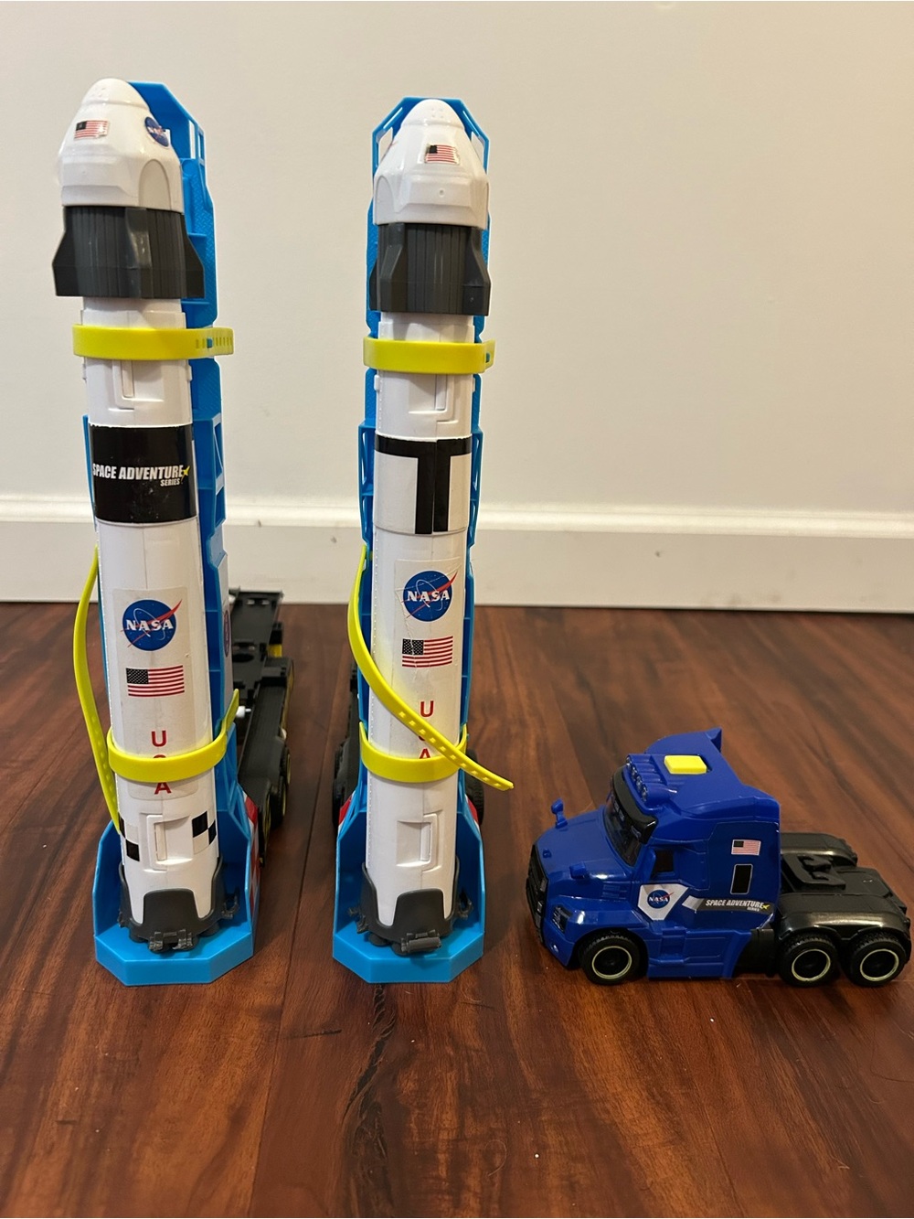Daron Space Adventure Truck Trailer NASA USA Rocket Transporter “Read” - Picture 5 of 10